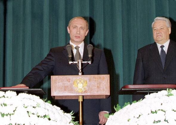 TAS13. MOSCOW,RUSSIA. MAY07. Russian President Vladimir Putin (L) pictured reading the oath with his right hand on the text of the Constitution of the Russian Federation during the ceremony of the inauguration of Vladimir Putin as a new Russia s President held in the St.Andrew Hall of the Grand Kremlin Palace ,on Sunday. At right is the first Russian President Boris Yeltsin.Photo by Vladimir Rodionov and Sergei Velichkin  267608