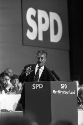 Björn Engholm (Deutschland SPD Ministerpräsident Schleswig-Holstein) nach seiner Wahl zum Bundesvorsitzenden während des SPD-Bundesparteitages in Bremen