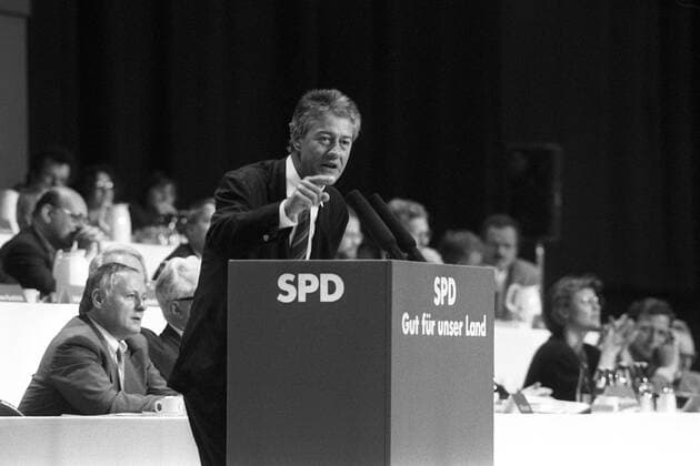 Björn Engholm (vorne, Deutschland SPD Ministerpräsident Schleswig-Holstein) nach seiner Wahl zum Bundesvorsitzenden während des SPD-Bundesparteitages in Bremen Ferner im Bild: Oskar Lafontaine (L, Deutschland SPD Ministerpräsident Saarland)