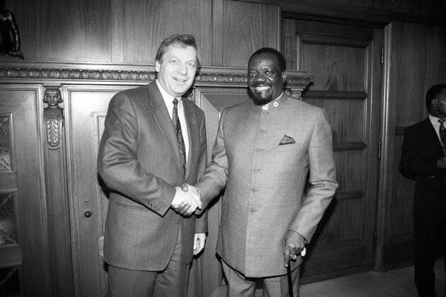 Jonas Savimbi (R, Angola Präsident UNITA) und Eberhard Diepgen (Deutschland CDU Regierender Bürgermeister von Berlin) während eines Treffens in Berlin