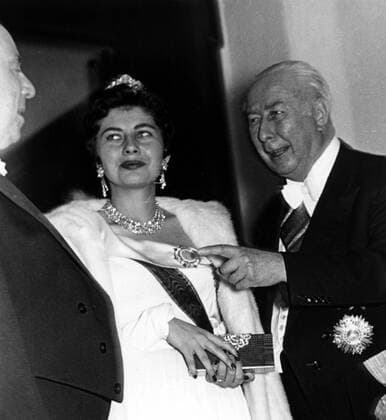 Kaiserin Soraya Esfandiary-Bakhtiari von Persien auf Staatsbesuch in Bonn, mit Bundespräsident Theodor Heuss UnitedArchives00178364 !AUFNAHMEDATUM GESCHÄTZT!