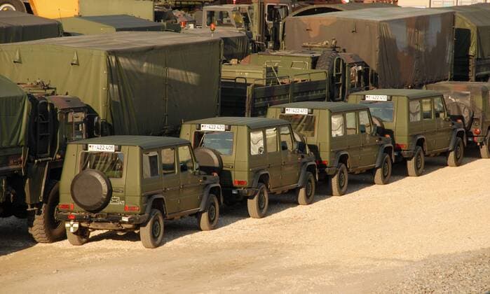 Bundeswehr. Mercedes Geländewagen der Baureihe G und diverse Militär-LKW