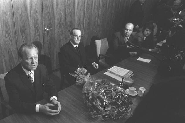 Bundeskanzler Willy BRANDT, SPD (links) sitzt nach seinem Rücktritt am Tisch im Fraktionssaal, daneben Herbert WEHNER, auf dem Tisch ein Blumenstrauss
