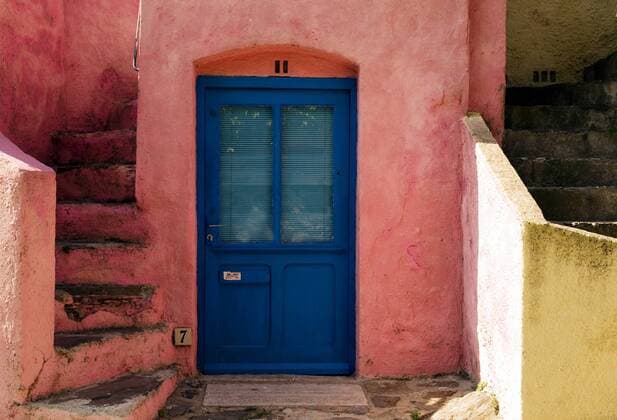 Blaue Haustür mit rosa Hausfassade, Colliure, Languedoc-Roussillon, Frankreich, Europa ibllia01612131