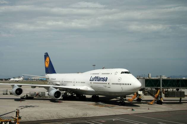 Eine Boeing 747-400 der Lufthansa steht auf dem Flughafen Peking am Gate, aufgenommen am Donnerstag, 5. August 2010. A Lufthansa Boeing 747-400 in parking position at the gate at Beijing International Airport, seen on August, 5th 2010.