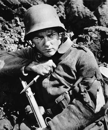 KPA40213.jpg IM WESTEN NICHTS NEUES (All quiet on the western front) USA 1930 Lewis Milestone Deutschland 1915, mitten im Ersten Weltkrieg. Paul Bäumler (LEW AYRES, Foto) meldet sich, angespornt von vaterländischen Phrasen freiwillig an die Westfront. Dort weicht die Kriegsbegeisterung jedoch schnell allgemeiner Ernüchterung. Angesichts des Todes seiner Freunde auf den Schlachtfeldern, wird sich Bäumler der Sinnlosigkeit von Krieg und Hurra-Patriotismus bewußt. B196860 UnitedArchives40213