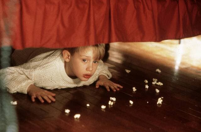 KPA42227.jpg KEVIN - ALLEIN ZU HAUS Home Alone USA 1990 Chris Columbus Mit kleinen Tricks gelingt es Kevin (MACAULAY CULKIN), die Einbrecher zu überlisten. BOX UnitedArchives42227