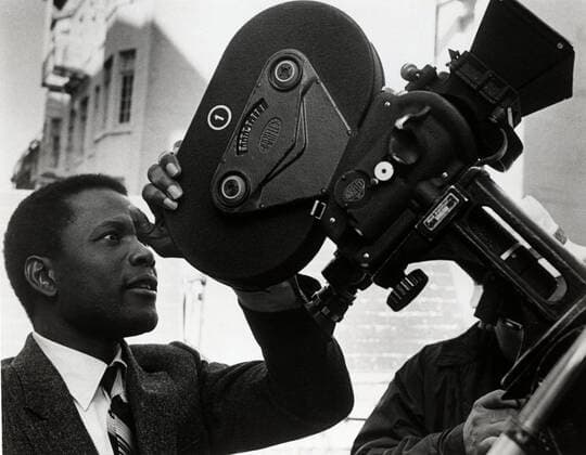 KPA42242.jpg SIDNEY POITIER SIDNEY POITIER, 1970, mit Filmkamera, als Regisseur UnitedArchives42242