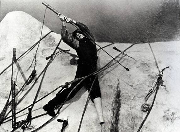 KPA51541.jpg MOBY DICK Moby Dick USA 1956 John Huston Captain Ahab (GREGORY PECK)hat im Kampf mit dem weißen Wal Moby Dick ein Bein verloren. Haß und Rache treiben ihn immer wieder auf See, um dem Wal noch einmal im Kampf zu begegnen. B195955 UnitedArchives51541