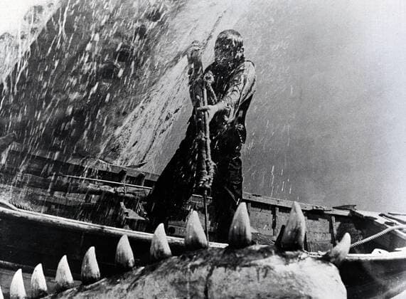 KPA51542.jpg MOBY DICK Moby Dick USA 1956 John Huston Captain Ahab (GREGORY PECK)hat im Kampf mit dem weißen Wal Moby Dick ein Bein verloren. Haß und Rache treiben ihn immer wieder auf See, um dem Wal noch einmal im Kampf zu begegnen. B195956 UnitedArchives51542