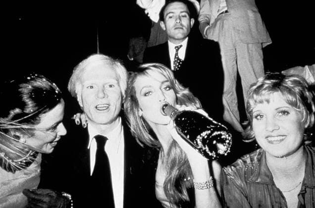 Jerry Hall, 65. Geburtstag am 2. Juli KPA53098.jpg STUDIO 54 Studio 54 USA 1998 Mark Christopher Spielfilm und Dokumentation über die legendäre New Yorker Edeldisco Studio 54 in den 70er Jahren. Bild: Berühmte Besucher des Studio 54: ANDY WARHOL und JERRY HALL 41881 UnitedArchives53098