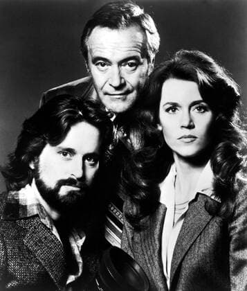 KPA53592.jpg DAS CHINA SYNDROM The China Syndrome USA 1979 James Bridges Die TV-Moderatorin Kimberley Wells (JANE FONDA) und ihr Kameramann Richard Adams (MICHAEL DOUGLAS, rechts) werden in einem Atomkraftwerk Zeugen einer Beinahe-Katastrophe. Die skrupellosen Reaktorbetreiber jedoch wollen aus Profitgier alle Berichte darüber verhindern - und schrecken auch vor Mord nicht zurück. Chefredakteur Jack Godell (JACK LEMMON) erzwingt mit Waffengewalt eine TV-Live-Reportage im Kontrollraum des Atomkraftwerks. box UnitedArchives53592