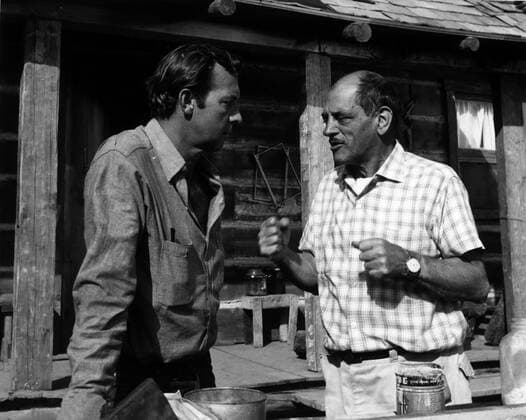 KPA63275.jpg THE YOUNG ONE La Joven Mexiko USA 1961 Luis Bunuel ZACHARY SCOTT(spielt die Rolle des Miller) und Regisseur LUIS BUNUEL bei den Dreharbeiten zu La Joven , 1961. Box rights=ED UnitedArchives63275