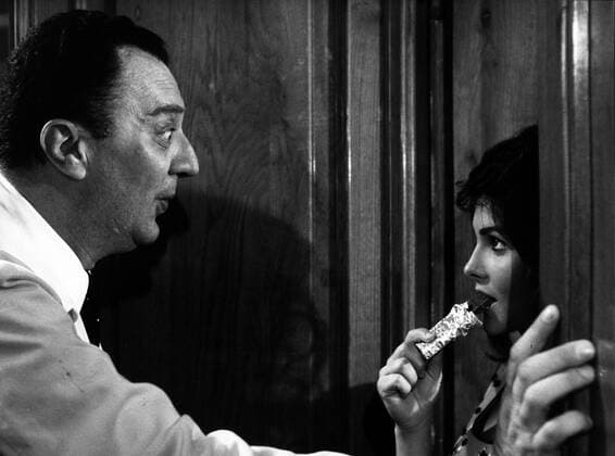 KPA65396.jpg ABER, ABER, MEINE HERREN ... Signore e Signori Belles Dames et Vilains Italien Frankr. 1965 Pietro Germi Filmszene aus Signore e Signori BOX rights=ED UnitedArchives65396
