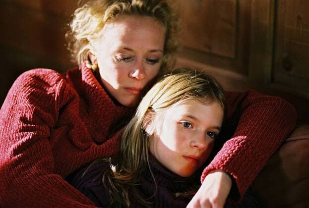 Bergkristall (2004) KPA66975.jpg Karin (KATJA RIEMANN) und Tochter Lisa (PAULA RIEMANN) hören nachdenklich der Geschichte vom Bergkristall zu. rights=ED UnitedArchives66975