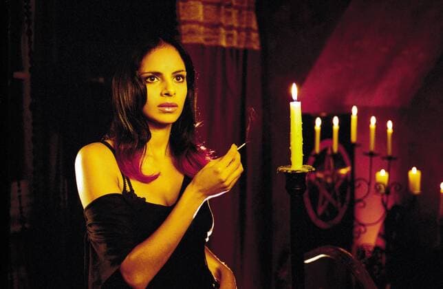 Die Nacht der lebenden Loser (D 2004) Rebecca (COLLIEN FERNANDES) verfügt über einen guten Draht zur dunklen Seite. UnitedArchives67255