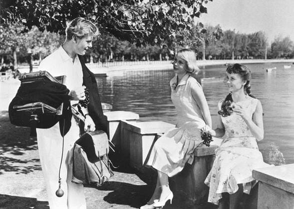 KPA68082.jpg ICH DENKE OFT AN PIROSCHKA BRD 1955 Kurt Hoffmann Andreas (GUNNAR MÖLLER), Greta (WERA FRYDTBERG) und Piroschka (LISELOTTE PULVER) B163896 Film, Fernsehen, Liebesfilm, Komödie, 50er rights=ED UnitedArchives68082