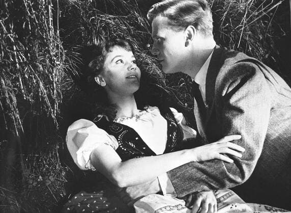 KPA68083.jpg ICH DENKE OFT AN PIROSCHKA BRD 1955 Kurt Hoffmann Andreas (GUNNAR MÖLLER) und Piroschka (LISELOTTE PULVER) B163894 Film, Fernsehen, Liebesfilm, Komödie, 50er, Paar rights=ED UnitedArchives68083