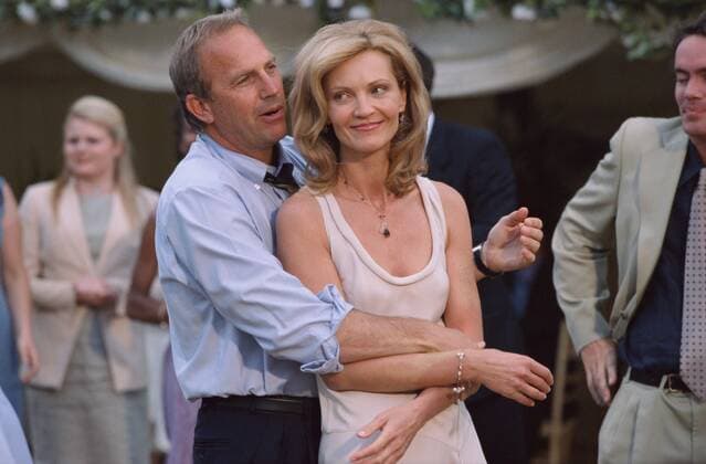 KPA70425.jpg AN DEINER SCHULTER The Upside of Anger USA 2005 Mike Binder Denny (KEVIN COSTNER) und Terry (JOAN ALLEN) rights=ED UnitedArchives70425