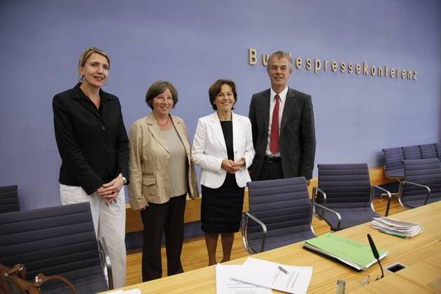 Berlin, Bundespressekonferenz, Thema: Kritik der Bundesländer am Energiekonzept der Bundesregierung - einheitliche Ablehnung der Laufzeitverlängerung von Atomkraftwerken Foto v.l.n.r.: Dr. Simone Peter, Umweltministerin Saarland (Grüne), Katrin Lompscher, Senatorin für Umwelt Berlin (Die Linke), Margit Conrad, Umweltministerin, Johannes Remmel, Umweltminister Nordrhein-Westfalen (Grüne) Rheinland-Pfalz (SPD)