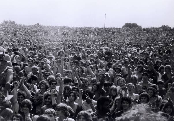 KPA87253.jpg WOODSTOCK USA 1969 Michael Wadleigh Film chronicle of the legendary Woodstock music festival. 1969 fand das legendäre Open-air-Festival Woodstock in der kleinen Gemeinde Bethel westlich von New York statt. Fast eine halbe Million junger Amerikaner strömte zum spektakulärsten Festival der Rockgeschichte, das vor dem Hintergrund von Vietnamkrieg und Rassismus zum musikgeschichtlichen Höhepunkt der Hippie-Bewegung wurde. Bild: Zuschauer rights=RM UnitedArchives87253