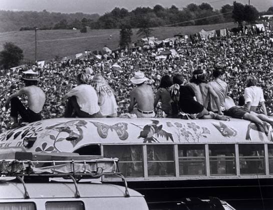 KPA87256.jpg WOODSTOCK USA 1969 Michael Wadleigh Film chronicle of the legendary Woodstock music festival. 1969 fand das legendäre Open-air-Festival Woodstock in der kleinen Gemeinde Bethel westlich von New York statt. Fast eine halbe Million junger Amerikaner strömte zum spektakulärsten Festival der Rockgeschichte, das vor dem Hintergrund von Vietnamkrieg und Rassismus zum musikgeschichtlichen Höhepunkt der Hippie-Bewegung wurde. Bild: Junge Festivalbesucher auf dem Dach eines Buses mit Flower-Power-Motiven rights=RM UnitedArchives87256
