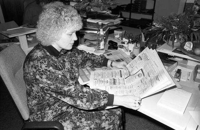 Ingrid Aouane, Mitarbeiterin in der Pressestelle von Bündnis90 Die Grünen, schaut sich nach der verlorenen Wahl in der Zeitung Stellenanzeigen an