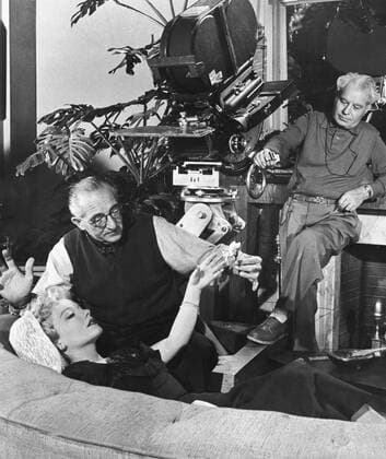KPA88984.jpg THE WOMAN IN THE WINDOW - Der Erpresser - USA 1945 Fritz Lang DOROTHY PETERSON und Regisseur FRITZ LANG am Set zu The Woman in the Window B45724 rights=RM UnitedArchives88984