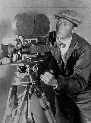 KPA90680.jpg Silent Movie Director F. W. MURNAU (Friedrich Wilhelm Murnau) (1888-1931) with cine camera (1921) B31851 rights=RM UnitedArchives90680