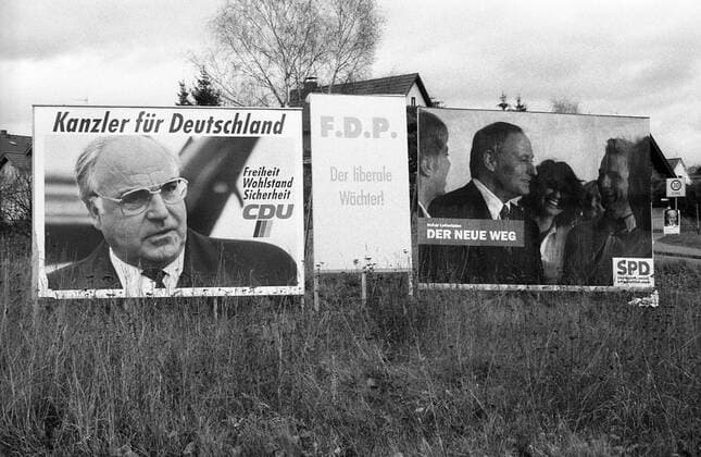 Wahlplakate (v.l.n.r.) der CDU mit Spitzenkandidat Helmut Kohl, der FDP und der SPD mit Spitzenkandidat Oskar Lafontaine zur Bundestagswahl
