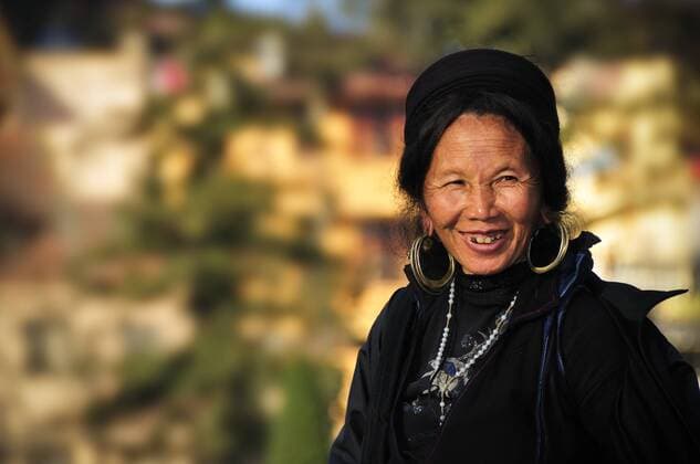 IMAGO Cultures of the world, Schwarze Hmong in Nordvietnam Frau am Markt von Sapa, Volksgruppe der Schwarzen Hmong, ethnische Minderheit, Sa Pa, Nordvietnam, Vietnam, Asien iblgzs01654604