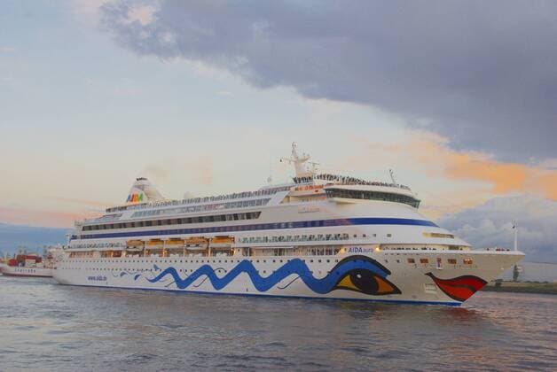 Das Kreuzfahrtschiff AIDAaura verlässt den Hamburger Hafen.