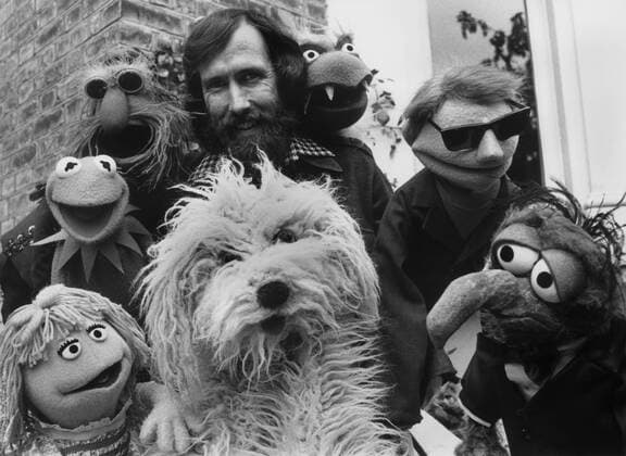 JIM HENSON (Geboren am 24. September 1936 in Greenville, Mississippi; Starb am 16. Mai 1990 in New York), amerikanischer Regisseur und Fernsehproduzent. Erfinder der Muppets Show. Photo: JIM HENSON and the Muppets. B51923 Jim Henson (born 24 September 1936; died 16 May 1990), was the most widely known American puppeteer in American television history. He was the creator of The Muppets and the leading force behind their long creative run in the television series Sesame Street and The Muppet Show and films such as The Muppet Movie (1979) and The Dark Crystal (1982). He was also an Oscar-nominated film director, Emmy Award-winning television producer, and the founder of The Jim Henson Company. UnitedArchives98764