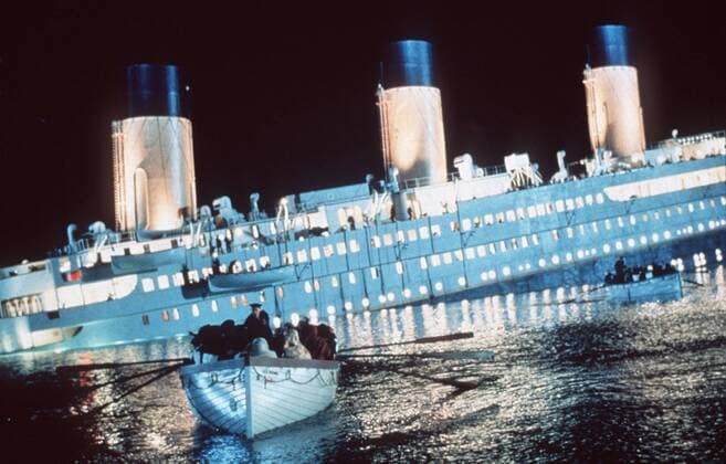 Titanic (1997) Der Luxusdampfer Titanic war nicht irgendein Schiff, er ist bis heute ein Mythos. Als unsinkbar konstruiert, riß der Ozeanriese nach einer Kollision mit einem Eisberg innerhalb von zwei Stunden mehr als 1.500 Menschen in die Tiefe. Unser Bild: Untergangsszene aus dem Kinofilm Titanic von James Cameron 40836 , 13KPAORBEXP UnitedArchives06266