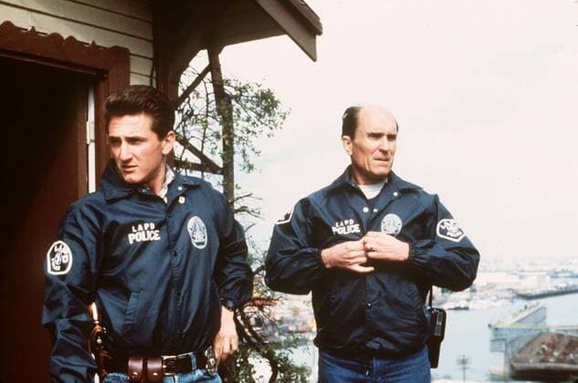 colors - farben der GEWALT (1988) In Los Angeles tobt ein Bandenkrieg. Zwei Banden liefern sich brutale Straßenkämpfe um die Vorherrschaft im Geschäft mit der Todesdroge Crack. Um der Situation Herr zu werden, setzt die örtliche Polizei die Spezialeinheit C.R.A.S.H. ein. Bob Hodges (ROBERT DUVALL) ist ein alter, erfahrener Cop kurz vor der Pensionierung. Der Wille zum rücksichtslosen Durch-greifen ist ihm längst verlo-rengegangen. Darum ist er auch nicht begeistert, als ihm ein Neuling zur Seite gestellt wird. Danny McGavin (SEAN PENN) ist ein aufbrausender und aggressiver Schlägertyp... 36157 , 12kpacolors2 UnitedArchives11648