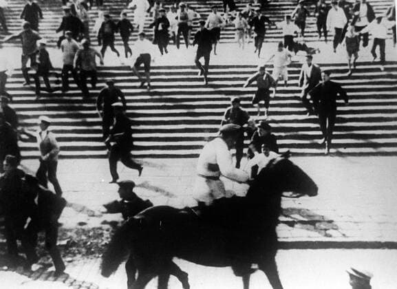 Panzerkreuzer Potemkin (RU 1925) Eisensteins berühmter Film, hergestellt zum 20. Jahrestag der Meuterei, auf dem zaristischen Kriegsschiff vor dem Hafen von Odessa am 14.6.1905 und nach den klassischen Prinzipien der Tragödie in 5 Akten gegliedert. Eine bis dahin unbekannte Dynamik des Schnitts macht den Revolutionsfilm zu einem besonders eindringlichen Werk, das die Herrschenden und Berherrschten polemisch kontrastiert und den Zuschauer über den Weg der Emotionen zu politischen Erkenntnissen führen will ... SZENE 74643 , 14kpapotem UnitedArchives11977