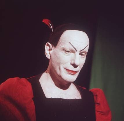 Ich tret aus meinem Traum heraus (D 1999) Ein Porträt zum 100. Geburtstag von Gustaf Gründgens 1932 spielte Gustaf Gründgens zm ersten Mal den Mephisto, der über die Jahrzehnte hinweg zu der Bühnenrolle seines Lebens wurde. Insgesamt 600 Mal verkörperte er diese Figur aus Goethes Faust. Szene aus der Verfilmung einer Aufführung des Deutschen Schauspielhauses Hamburg von 1960 27789 , 16kpafaust1 UnitedArchives12206