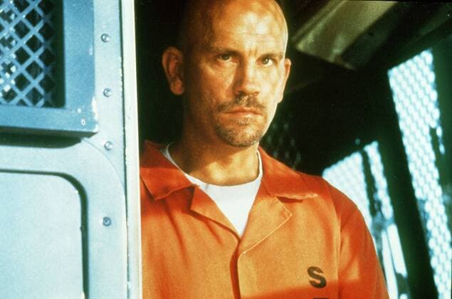 Con Air (USA 1997) Eigentlich ein Routineflug: Die gefährlichsten Schwerverbrecher Amerikas sollen mit einem Transportflugzeug in ein neues Hochsicherheitsgefängnis verlegt werden. Nur zufällig befindet sich Cameron Poe an Bord. Am Zielort soll er freigelassen werden. Doch das Flugzeug wird entführt... Bild: Cyrus The Virus Grissom (JOHN MALKOVICH) N , 23kpaConAir2 UnitedArchives13252