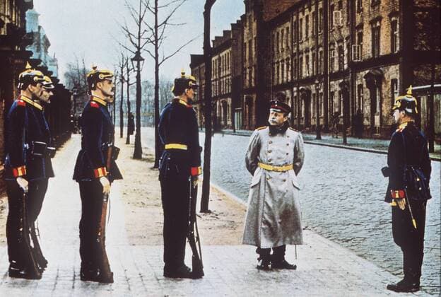 der hauptmann von köpenick (1956) Ein lächerliches Delikt hat Wilhelm Voigt in jungen Jahren ins Gefängnis gebracht. Seine Versuche, danach eine bürgerliche Existenz zu führen, scheitern an den fehlenden Papieren. Eine Hauptmanns-Uniform vom Trödler bringt ihn auf eine Idee ... Szene mit Wilhelm Voigt (HEINZ RÜHMANN, 2.v.r.) 18412 , 25kpahauptm UnitedArchives13671