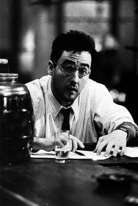 Bullets Over Broadway (USA 1994) Ein junger Bühnenautor (JOHN CUSACK) sucht dringend einen Financier für sein neues Bühnenstück und stößt dabei auf einen Gangsterboss, der dringend eine Bühne sucht, auf der sich dessen ewig nörgelnde Geliebte als Schauspielerin versuchen kann. Die explosive Alliance zwischen Broadwayboheme und Gangstermilieu erhält zusätzlichen Zündstoff, als sich auch noch der Leibwächter der Gangsterbraut einmischt. JOHN CUSACK (David Shayne) B396507 , 18kpaBullet2 UnitedArchives19480