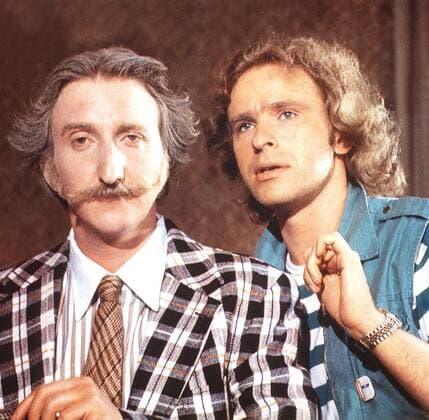 DIE SUPERNASEN (1983) Der erfolglose Musiker Mike (MIKE KRÜGER) und der gefeuerte Maskenbildner Tommy (THOMAS GOTTSCHALK) versuchen sich als Privatdetektive. Während sie die Frau eines Möbelgroßhändlers beschatten, ziehen sie einen lukrativen Nebenauftrag an Land... 34608-0-52317 , 17kpaNasen2 UnitedArchives20463