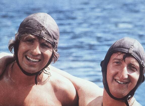 ZWEI NASEN TANKEN SUPER (1984) Die Freunde Mike (MIKE KRÜGER) und Tommy (THOMAS GOTTSCHALK) kommen durch den Gewinn von Motorädern unwissentlich in den Besitz gestohlener Edelsteine, die sie für wertlos halten und an zwei Tramperinnen verschenken. Die beiden machen darauf die Bekanntschaft mit zwei ungemütlichen Ganoven, die hinter den Steinen her sind... 34639-0-53048 , 03kpaNasen2 UnitedArchives20769