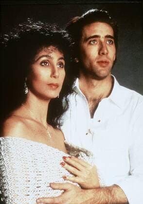 Mondsüchtig (USA 1987) Die Witwe Loretta (CHER) hat einen Heiratsantrag bekommen, den sie begeistert annimmt. Während der Abwesenheit des Bräutigams versucht sie, Kontakt zu seinem Bruder Ronny (NICHOLAS CAGE) aufzunehmen, mit dem Johny schon seit 5 Jahren kein Wort mehr gewechselt hat. Die beiden gehen zusammen in die Oper. 36052-0-54859 , 15kpaMonds UnitedArchives21860