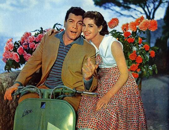 For the First Time (Serenade einer grossen Liebe, USA D I 1959) Der amerikanische Sänger Tony Costa (MARIO LANZA) lernt auf Capri die junge Christa Bruckner (JOHANNA VON KOCZIAN) kennen, die ihr Gehör verloren hat. Tony beginnt sich für das Schicksal des Mädchens zu interessieren. Er denkt sogar an Heirat, erhält aber eine Absage. Nur wenn sie ihr Gehör wieder erhält, will Christa den Sänger heiraten. Box-0-55728 , 06kpaSerena1 UnitedArchives22106