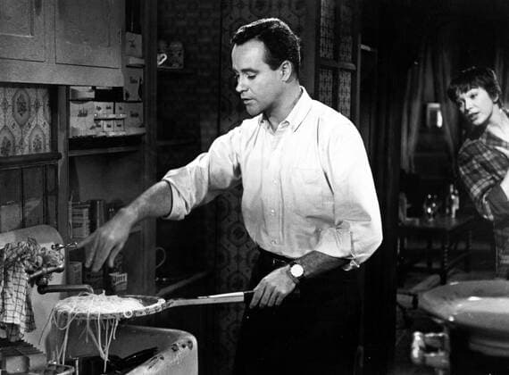 Das Appartement (USA 1960) Bud Baxter hofft auf Beförderung. Aus diesem Grund vermietet er seinem Chef sein Appartement für gelegentliche Schäferstündchen. Die Sache läuft gut, bis er die reizende Fran in seiner Wohnung entdeckt. Szene: Baxter (JACK LEMMON) übt sich in der Kunst die Spaghetti für Fran (SHIRLEY MACLAINE) zuzubereiten. Box-0-57116 , 09kpaAppart1 UnitedArchives22803