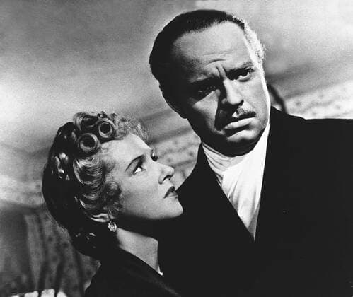 Citizen Kane (USA 1941) In seinem gigantischen Märchenschloß Xanadu stirbt der Zeitungstycoon Charles Foster Kane. Sein letztes Wort ist: Rosebud . Ein Reporter will den Sinn dieses Wortes erforschen und befragt all die Menschen, die Kane gekannt haben. Mit Citizen Kane gab der damals 24jährige Orson Welles sein Debüt als Autor, Regisseur und Hauptdarsteller. Szene: Kane (ORSON WELLES) zieht sich mit der Sängerin Susan (DOROTHY COMINGORE) nach Xanadu zurück, wo beide aneinander vorbeileben. B68087--1-57652 , 02kpaCitizen UnitedArchives23226