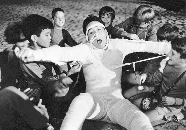 Ein ganz verrückter Sommer (USA 1986) Hoops McCann (JOHN CUSACK) ist in der Liebe völlig unerfahren. Bis er gemeinsam mit einer Horde wilder Teenager in Sommerurlaub fährt und ein Mädchen ihm ordentlich den Kopf verdreht. Cassandra scheint allerdings Ärger magisch anzuziehen und so werden es turbulente Ferien, in denen Hoops nicht nur seine Angst vor Wasser und Booten überwindet, sondern auch das Haus seiner Freundin vor einem skrupellosen Grundstücksmakler rettet ... B392302-0-57453 , 23kpaSommer UnitedArchives23435