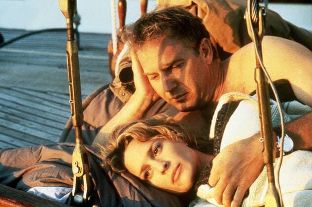 MESSAGE IN A BOTTLE (1999) Beim Joggen am Strand findet Redakteurin Theresa (ROBIN WRIGHT PENN) eine Flaschenpost. Der innige Liebesbrief an eine tote Unbekannte lässt sie nicht mehr los. Sie macht sich auf die Suche nach dem Absender und trifft den Schiffsbauer Garret Blake (KEVIN COSTNER)... C42932-0-57873 , 12kpaBottle UnitedArchives23707
