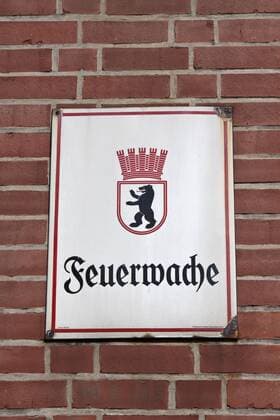  Altes Schild Feuerwache in Marzahn, Berlin, Deutschland, Europa iblasm01675520