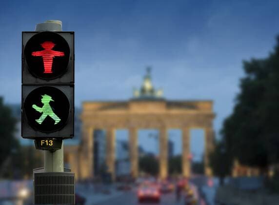 Brandenburger Tor mit Fußgängerampel, Fotomontage, Berlin, Deutschland, Europa iblnom01680703